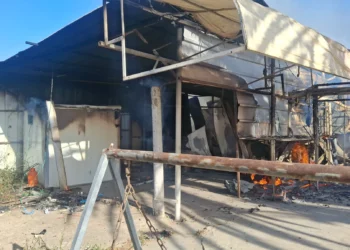 Lugar donde se produjo un presunto homicidio, en el que un hombre fue hallado muerto dentro de un edificio que se incendió cerca de Petah Tikva, el 19 de mayo de 2026. (Servicio de Bomberos y Rescate)