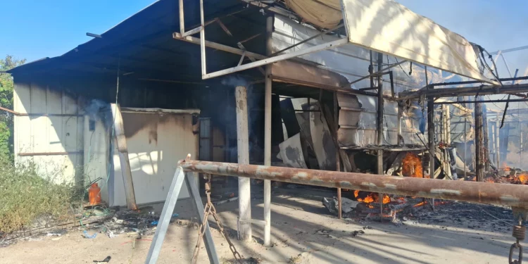 Lugar donde se produjo un presunto homicidio, en el que un hombre fue hallado muerto dentro de un edificio que se incendió cerca de Petah Tikva, el 19 de mayo de 2026. (Servicio de Bomberos y Rescate)