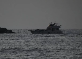 Fuerzas navales israelíes escoltan una lancha de la flotilla con destino a Gaza, confiscada, hasta el puerto israelí de Ashdod tras interceptarla en el mar Mediterráneo el martes 19 de mayo de 2026. (Foto AP/Ariel Schalit)