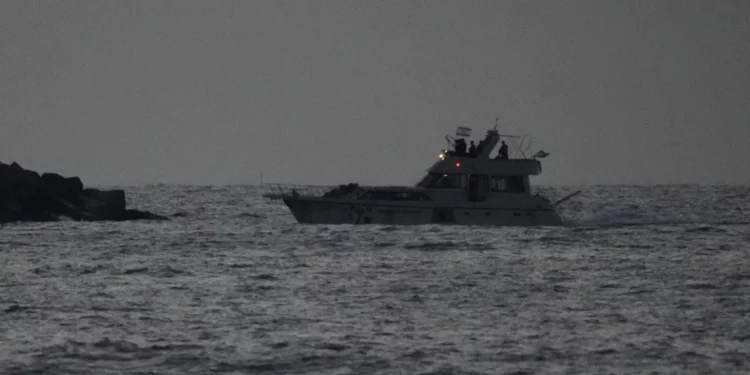Fuerzas navales israelíes escoltan una lancha de la flotilla con destino a Gaza, confiscada, hasta el puerto israelí de Ashdod tras interceptarla en el mar Mediterráneo el martes 19 de mayo de 2026. (Foto AP/Ariel Schalit)