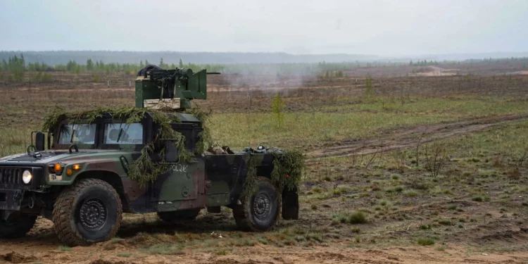 EE. UU. prueba en Lituania Humvee adaptado como antidrón de bajo costo