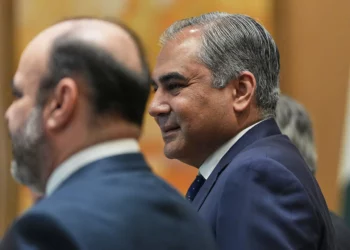 El ministro del Interior de Pakistán, Mohsin Naqvi, llega a una reunión con el primer ministro pakistaní, Shehbaz Sharif, y el vicepresidente estadounidense, JD Vance (ambos no aparecen en la foto), en Islamabad, Pakistán, el 11 de abril de 2026. (Foto AP/Jacquelyn Martin, Pool)