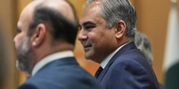 El ministro del Interior de Pakistán, Mohsin Naqvi, llega a una reunión con el primer ministro pakistaní, Shehbaz Sharif, y el vicepresidente estadounidense, JD Vance (ambos no aparecen en la foto), en Islamabad, Pakistán, el 11 de abril de 2026. (Foto AP/Jacquelyn Martin, Pool)