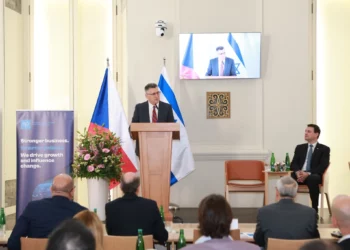 El ministro de Asuntos Exteriores, Gideon Sa'ar, convoca un foro empresarial con empresarios israelíes y checos durante su visita a la República Checa, el 20 de mayo de 2026. (Shalev Man/GPO)