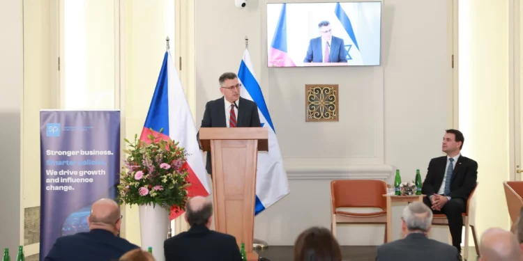 El ministro de Asuntos Exteriores, Gideon Sa'ar, convoca un foro empresarial con empresarios israelíes y checos durante su visita a la República Checa, el 20 de mayo de 2026. (Shalev Man/GPO)