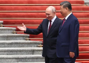El presidente ruso Vladimir Putin, a la izquierda, camina junto al presidente chino Xi Jinping durante una ceremonia de bienvenida en el Gran Salón del Pueblo en Pekín, el 20 de mayo de 2026. (Maxim Shemetov/Pool Photo vía AP)