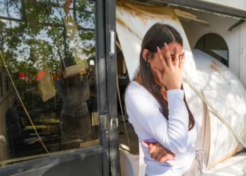 Hezbolá lanza cohetes contra Kiryat Shmona e impacta un centro comercial