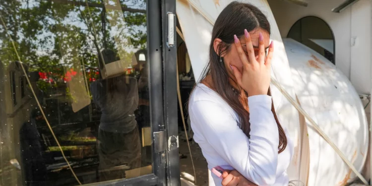 Hezbolá lanza cohetes contra Kiryat Shmona e impacta un centro comercial
