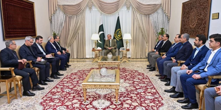 El ministro de Asuntos Exteriores de Irán, Abbas Araghchi, quinto por la izquierda, se reúne con el primer ministro Shehbaz Sharif, en el centro, en Islamabad (Pakistán), el 25 de abril de 2026. (Oficina del primer ministro de Pakistán vía AP)