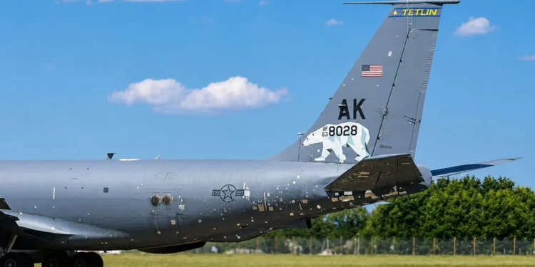 KC-135R regresa a EE. UU. con severas marcas de combate