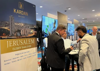 Bruce Blakeman apoya a Israel durante feria inmobiliaria en Manhattan
