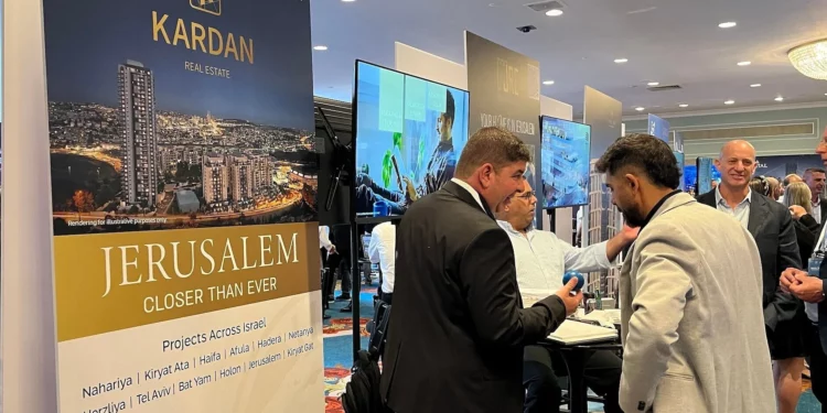 Bruce Blakeman apoya a Israel durante feria inmobiliaria en Manhattan