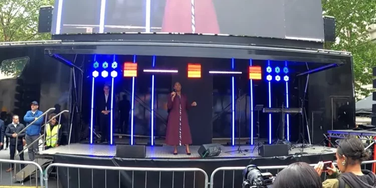 La líder del Partido Conservador del Reino Unido, Kemi Badenoch, interviene en una manifestación contra el antisemitismo celebrada en Londres el 10 de mayo de 2026. (Captura de pantalla)