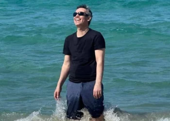 Omri Miran aparece en la foto en la playa, con su esposa Lishay y sus dos hijas fuera de plano, el 17 de octubre de 2025, poco después de ser dado de alta del hospital y cuatro días después de ser liberado tras más de dos años de cautiverio a manos de Hamás en Gaza. (Vía X; Eli Teichman y Shir Katz)