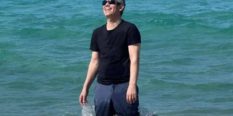 Omri Miran aparece en la foto en la playa, con su esposa Lishay y sus dos hijas fuera de plano, el 17 de octubre de 2025, poco después de ser dado de alta del hospital y cuatro días después de ser liberado tras más de dos años de cautiverio a manos de Hamás en Gaza. (Vía X; Eli Teichman y Shir Katz)