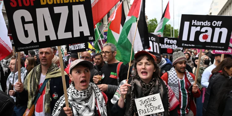 Manifestantes portan carteles y banderas durante una marcha antiisraelí y pro-palestina en Londres, el 16 de mayo de 2026. (Foto AP/Thomas Krych)
