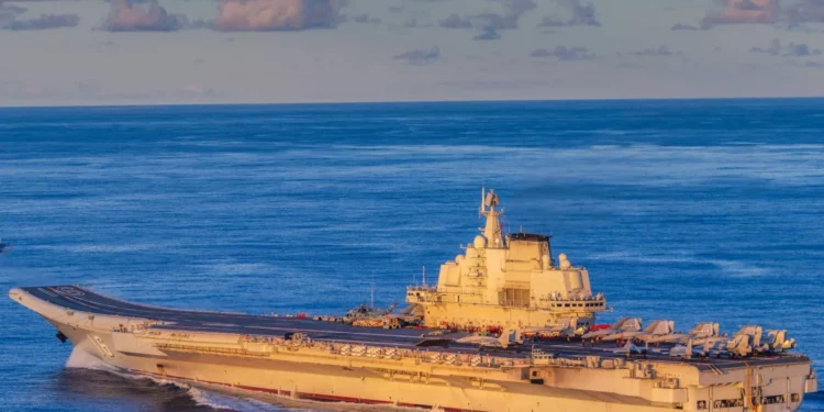 China despliega una fragata Tipo 054B con el portaaviones Liaoning