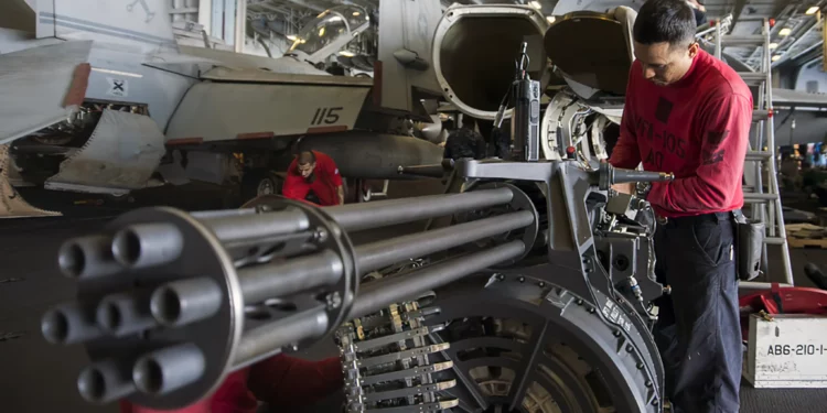Cazas F/A-18 dispararon con su cañón rotativo M61A2 Vulcan a petroleros iraníes