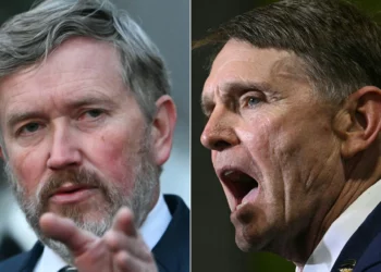 Esta composición fotográfica, tomada el 19 de mayo de 2026, muestra al representante estadounidense Thomas Massie (izquierda) y al exoficial de los SEAL de la Marina estadounidense, Ed Gallrein. (Andrew Caballero-Reynolds y Jim Watson/AFP)