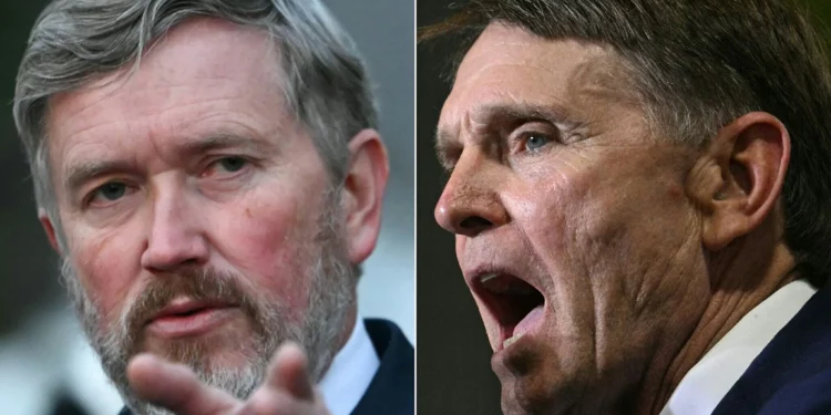 Esta composición fotográfica, tomada el 19 de mayo de 2026, muestra al representante estadounidense Thomas Massie (izquierda) y al exoficial de los SEAL de la Marina estadounidense, Ed Gallrein. (Andrew Caballero-Reynolds y Jim Watson/AFP)