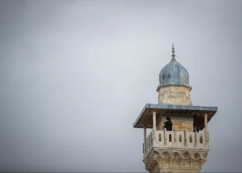 Un hombre observa desde un minarete en la Mezquita de Al-Aqsa en la Ciudad Vieja de Jerusalén el 23 de enero de 2018. (Yonatan Sindel/Flash90)
