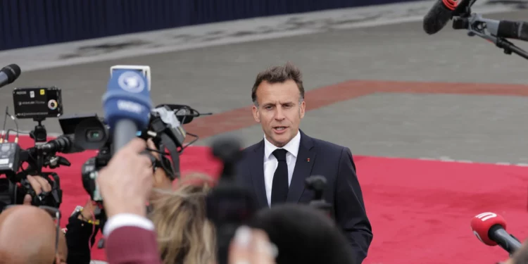 El presidente francés, Emmanuel Macron, habla con los medios de comunicación a su llegada a una reunión de la Comunidad Política Europea en Ereván, Armenia, el 4 de mayo de 2026. (Foto AP/Anthony Pizzoferrato)