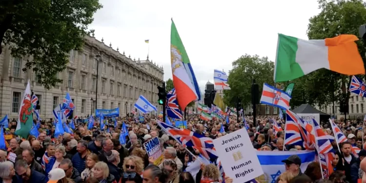 Miles marchan en Londres contra el antisemitismo frente a la residencia de Starmer