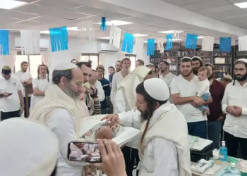 Un recién nacido recibe el nombre de Maoz en homenaje a soldado caído