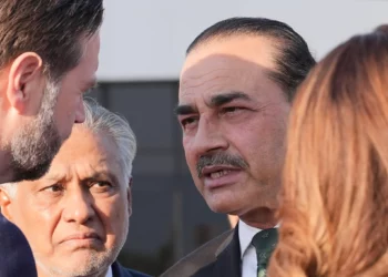 El jefe de las Fuerzas de Defensa y jefe del Estado Mayor del Ejército de Pakistán, el mariscal de campo Asim Munir (a la derecha), conversa con el vicepresidente JD Vance mientras el viceprimer ministro y ministro de Asuntos Exteriores de Pakistán, Mohammad Ishaq Dar (a la izquierda), escucha antes de que Vance suba al Air Force Two tras asistir a las conversaciones sobre Irán en Islamabad, Pakistán, el 12 de abril de 2026. (AP/Jacquelyn Martin, Pool)