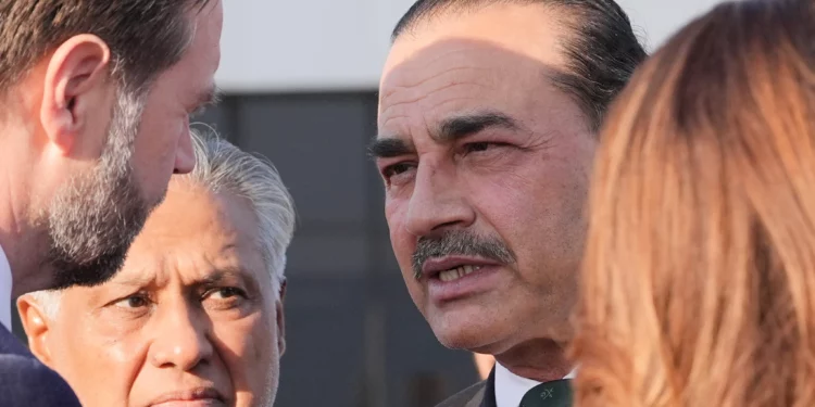 El jefe de las Fuerzas de Defensa y jefe del Estado Mayor del Ejército de Pakistán, el mariscal de campo Asim Munir (a la derecha), conversa con el vicepresidente JD Vance mientras el viceprimer ministro y ministro de Asuntos Exteriores de Pakistán, Mohammad Ishaq Dar (a la izquierda), escucha antes de que Vance suba al Air Force Two tras asistir a las conversaciones sobre Irán en Islamabad, Pakistán, el 12 de abril de 2026. (AP/Jacquelyn Martin, Pool)