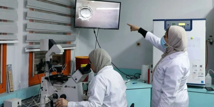 Médicos palestinos de Judea y Samaria inician huelga parcial por impago de salarios