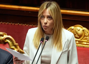 La primera ministra italiana, Giorgia Meloni, se dirige al Senado en Roma, el 11 de marzo de 2026. (Foto AP/Alessandra Tarantino)