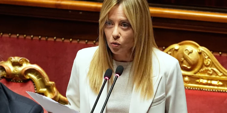 La primera ministra italiana, Giorgia Meloni, se dirige al Senado en Roma, el 11 de marzo de 2026. (Foto AP/Alessandra Tarantino)