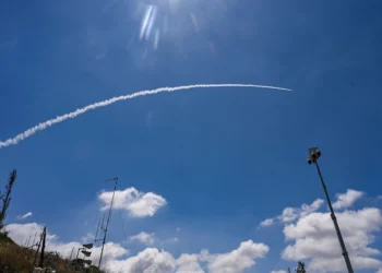 Un misil interceptor disparado contra un cohete lanzado desde Líbano, como se vio en el norte de Israel, el 30 de mayo de 2026. (Michael Giladi/Flash90)