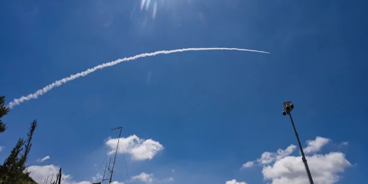 Un misil interceptor disparado contra un cohete lanzado desde Líbano, como se vio en el norte de Israel, el 30 de mayo de 2026. (Michael Giladi/Flash90)
