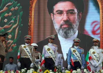 Mojtaba Jamenei da directrices militares al jefe del ejército iraní