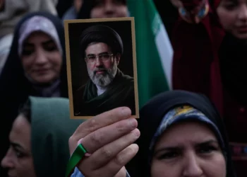 Una mujer sostiene una fotografía del líder supremo iraní, el ayatolá Mojtaba Jamenei, durante una manifestación organizada por el Estado en Teherán, Irán, el 29 de abril de 2026. (Foto AP/Vahid Salemi)