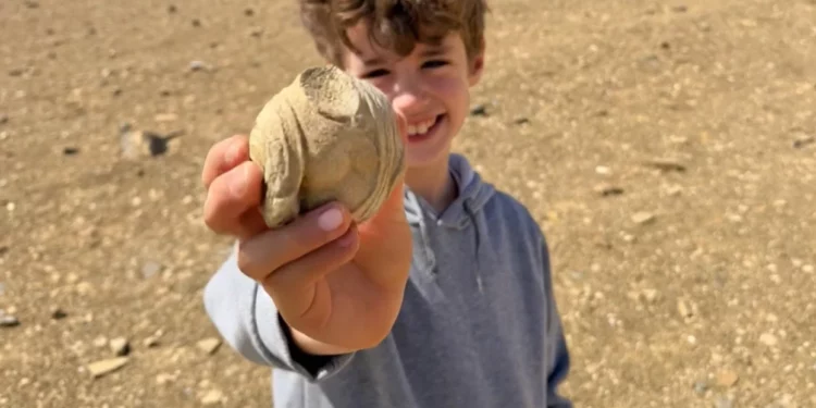 Un niño halla en el Néguev un fragmento de estatuilla de 1.700 años