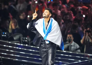 Noam Bettan se prepara para subir al escenario en la final de Eurovisión