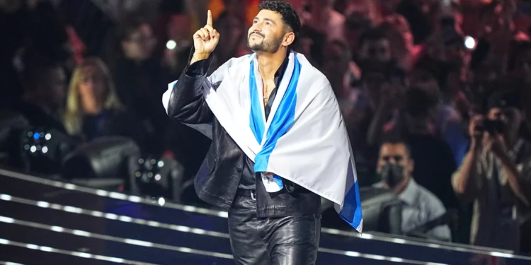 Noam Bettan se prepara para subir al escenario en la final de Eurovisión