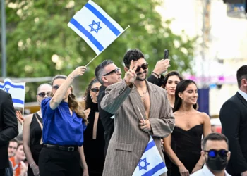 Noam Bettan desfila en la alfombra turquesa de Eurovisión 2026