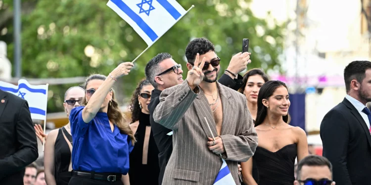 Noam Bettan desfila en la alfombra turquesa de Eurovisión 2026