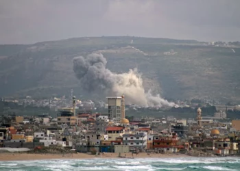 El humo se eleva desde el lugar donde un ataque aéreo israelí tuvo como objetivo la aldea libanesa de Al Qlailah, en el sur del país, el 16 de mayo de 2026. (Kawnat HAJU / AFP)
