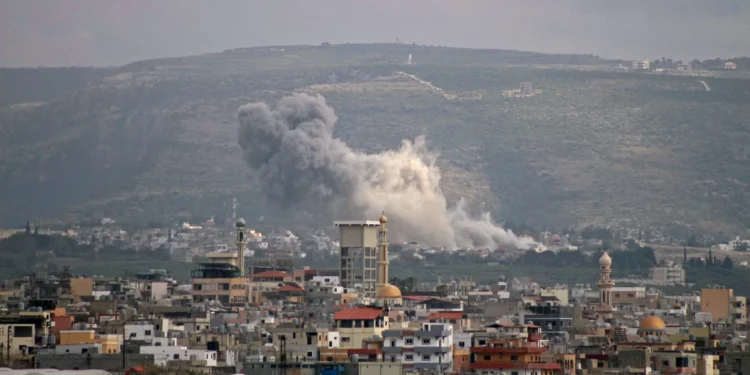 El humo se eleva desde el lugar donde un ataque aéreo israelí tuvo como objetivo la aldea libanesa de Al Qlailah, en el sur del país, el 16 de mayo de 2026. (Kawnat HAJU / AFP)