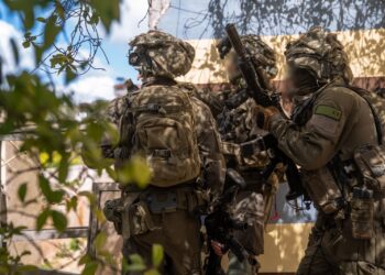 Imagen ilustrativa: Tropas de las FDI operan en la ciudad de Bint Jbeil, al sur del Líbano, en una fotografía distribuida el 1 de mayo de 2026. (Fuerzas de Defensa de Israel)