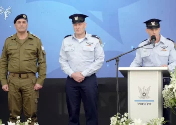 El nuevo jefe de la Fuerza Aérea Israelí, el general de división Omer Tischler (a la derecha), interviene en una ceremonia de traspaso de poderes celebrada en la base aérea de Tel Nof, el 5 de mayo de 2026. (Captura de pantalla/FDI)