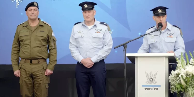 El nuevo jefe de la Fuerza Aérea Israelí, el general de división Omer Tischler (a la derecha), interviene en una ceremonia de traspaso de poderes celebrada en la base aérea de Tel Nof, el 5 de mayo de 2026. (Captura de pantalla/FDI)