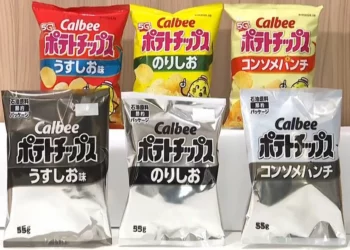 Esta imagen, tomada de un video proporcionado por la cadena japonesa NNN-NTV, muestra paquetes de snacks Calbee en color y en blanco y negro en Tokio, el 13 de mayo de 2026. (NNN-NTV vía AP)