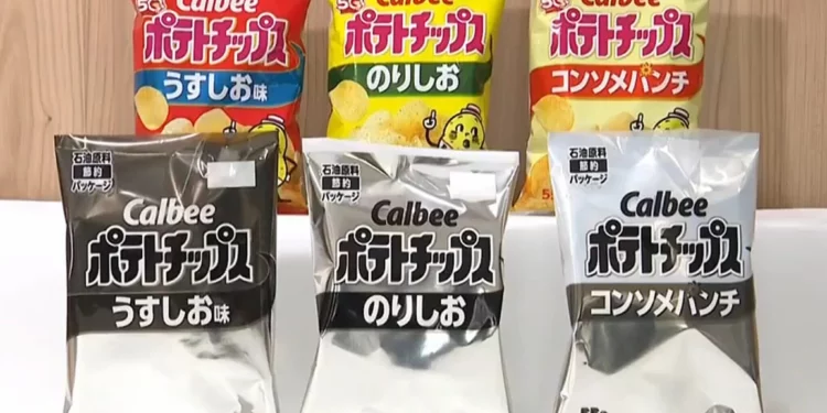 Esta imagen, tomada de un video proporcionado por la cadena japonesa NNN-NTV, muestra paquetes de snacks Calbee en color y en blanco y negro en Tokio, el 13 de mayo de 2026. (NNN-NTV vía AP)