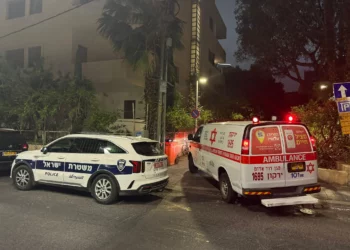 Personal paramédico y policial llega al lugar de un apuñalamiento en Tel Aviv, en el que una influencer de redes sociales resultó gravemente herida, el 13 de mayo de 2026. (Magen David Adom)